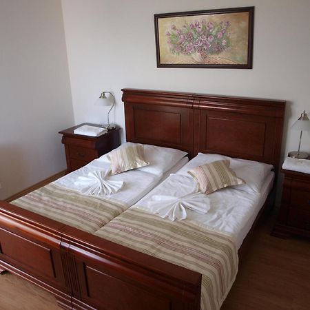 Hotel Oko Nitra Buitenkant foto