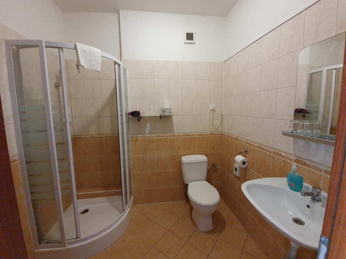 Hotel Oko Nitra Buitenkant foto