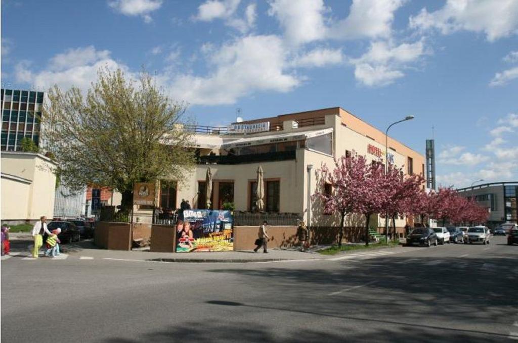 Hotel Oko Nitra Buitenkant foto