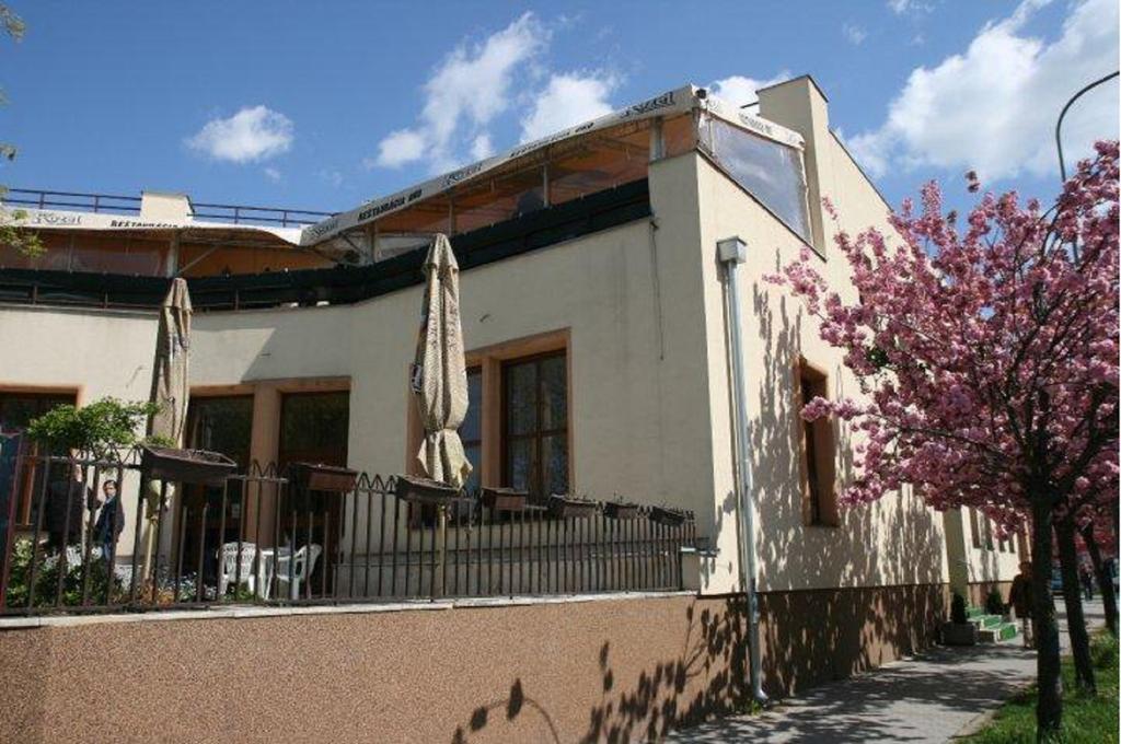 Hotel Oko Nitra Buitenkant foto