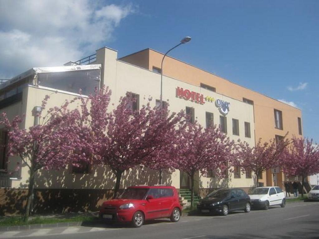 Hotel Oko Nitra Buitenkant foto