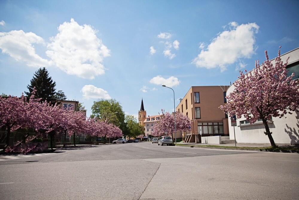 Hotel Oko Nitra Buitenkant foto